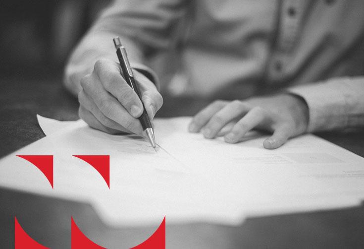 Persona firmando un contrato