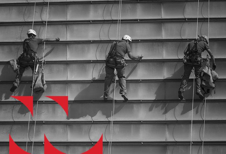 Trabajadores colgados con arnés